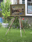 901709 Afbeelding van een schildersezel met daarop een schilderij met de tekst 'Koop je kunst bij Ate von Hes.nl', in ...